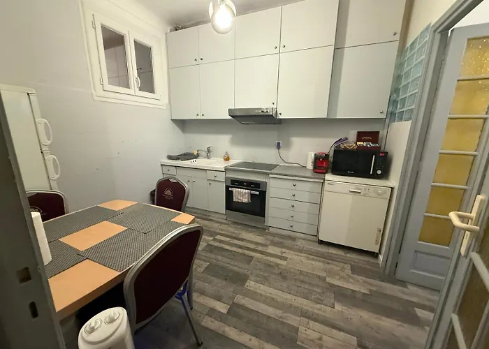 Charming House Near Center With New Air Conditioner نيس